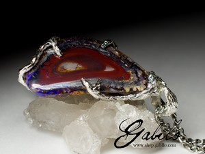 Silver pendant with opal shake