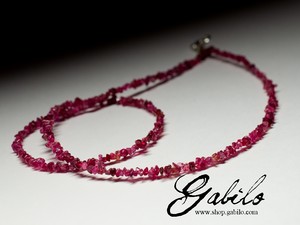 Beads from spinel