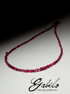 Beads from spinel