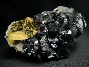 Crystals of sphalerite and chalcopyrite