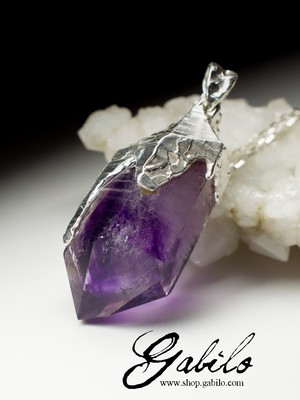 Pendant with amethyst crystal