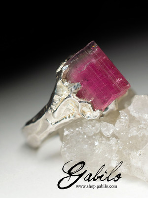 Ring with a crystal of polychrome tourmaline