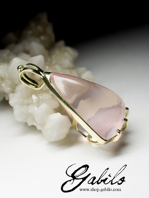 Gold pendant with pink quartz