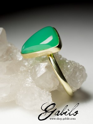 Gold ring with chrysoprase