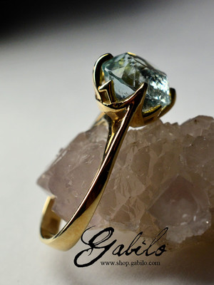 Aquamarine gold ring