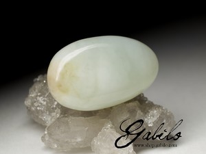 White jade stone 70.5 carat