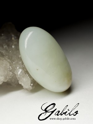 White jade stone 70.5 carat