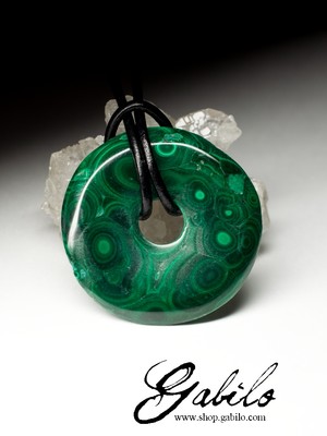 Disk from malachite on the cord