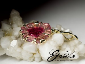 Gold pendant with tourmaline