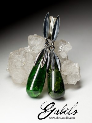 Earrings with chrome diopside in silver with black