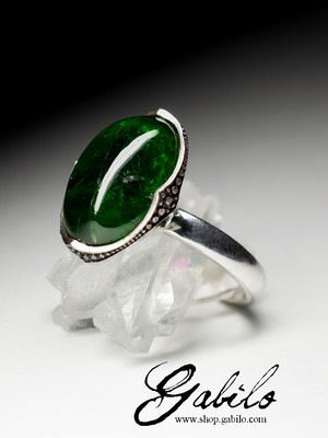 Ring with chrome diopside in silver