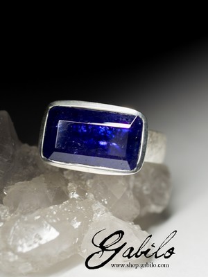 Ring with tanzanite in silver