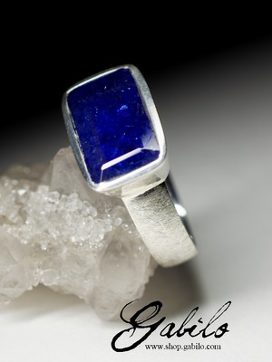 Ring with tanzanite in silver