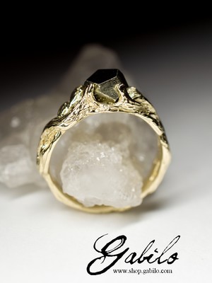 Gold ring with pyrite