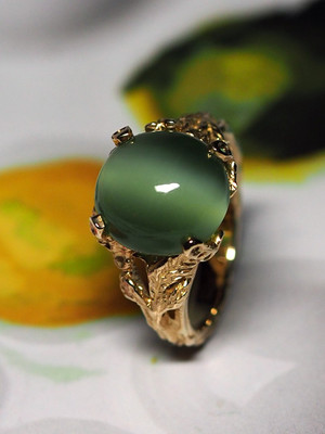 Gold ring with cat's eye jade