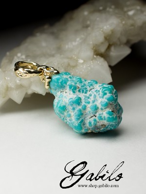 Gold pendant with turquoise