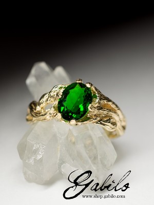 Gold ring with chrome diopside