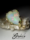 Gold pendant with opal
