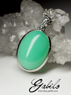 Silver pendant with chrysoprase