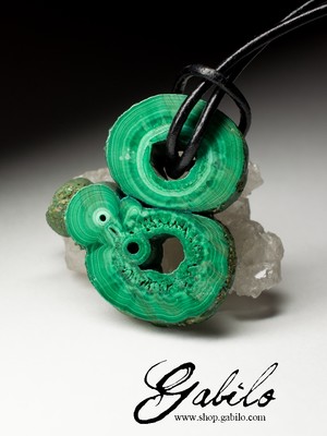 Suspension with malachite