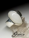 Ring with white jade in silver