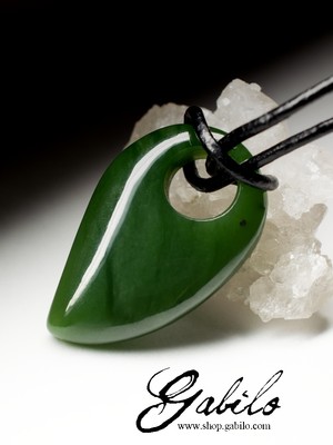 Pendant with jade