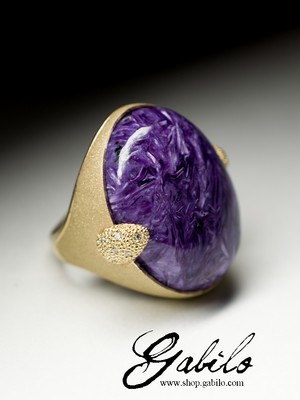 Gold ring with charoite and diamonds
