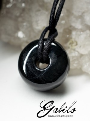 Pendant with a disk of black jade