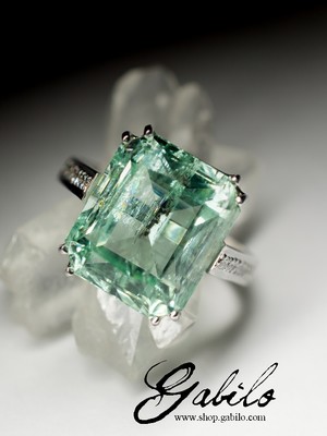 Green beryl and diamonds gold ring