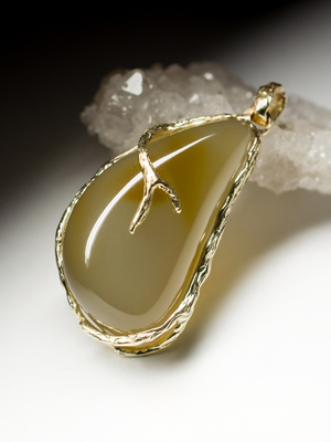 Gold pendant with cornelian