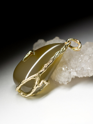 Gold pendant with cornelian