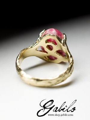 Gold ring with rhodochrosite