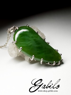 Large pendant with apple jade in silver