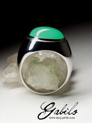 Men's gold ring with chrysoprase