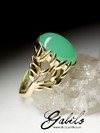 Gold ring with chrysoprase