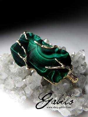 Pendant with malachite in gold