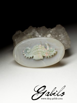 Carving on the Australian opal 