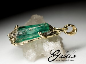 Gold pendant with emerald