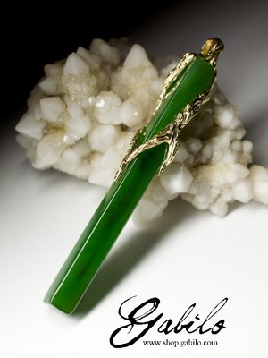 Gold pendant with apple jade