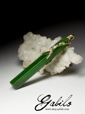 Gold pendant with apple jade