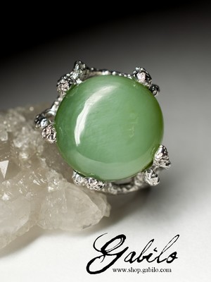 Silver ring with jade 