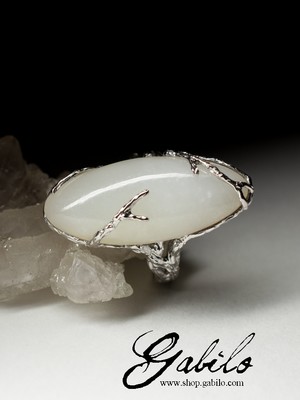 Gold ring with white jade