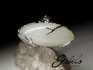 Gold ring with white jade