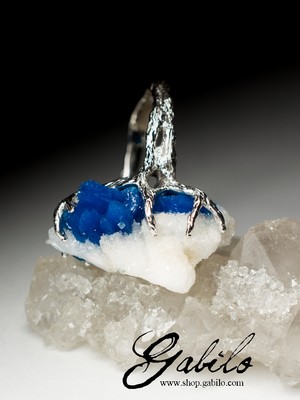 Gold ring with the cavansite