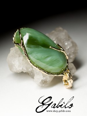 On order: a gold pendant with jade 