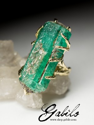 Large emerald gold ring