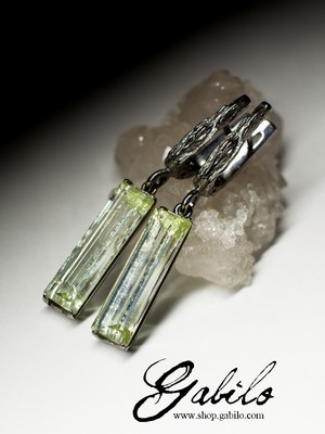 Earrings with heliodor in silver and black