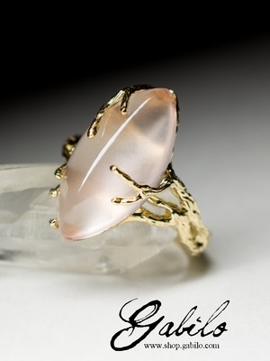 Gold ring with pink quartz