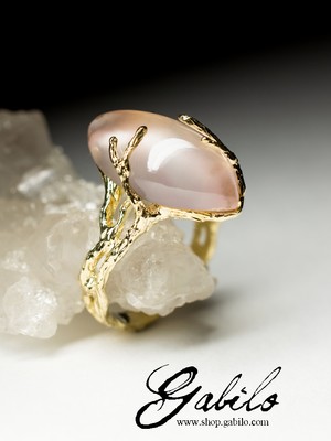 Gold ring with pink quartz