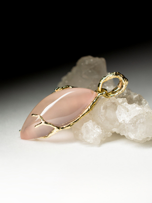 Pink quartz yellow gold pendant